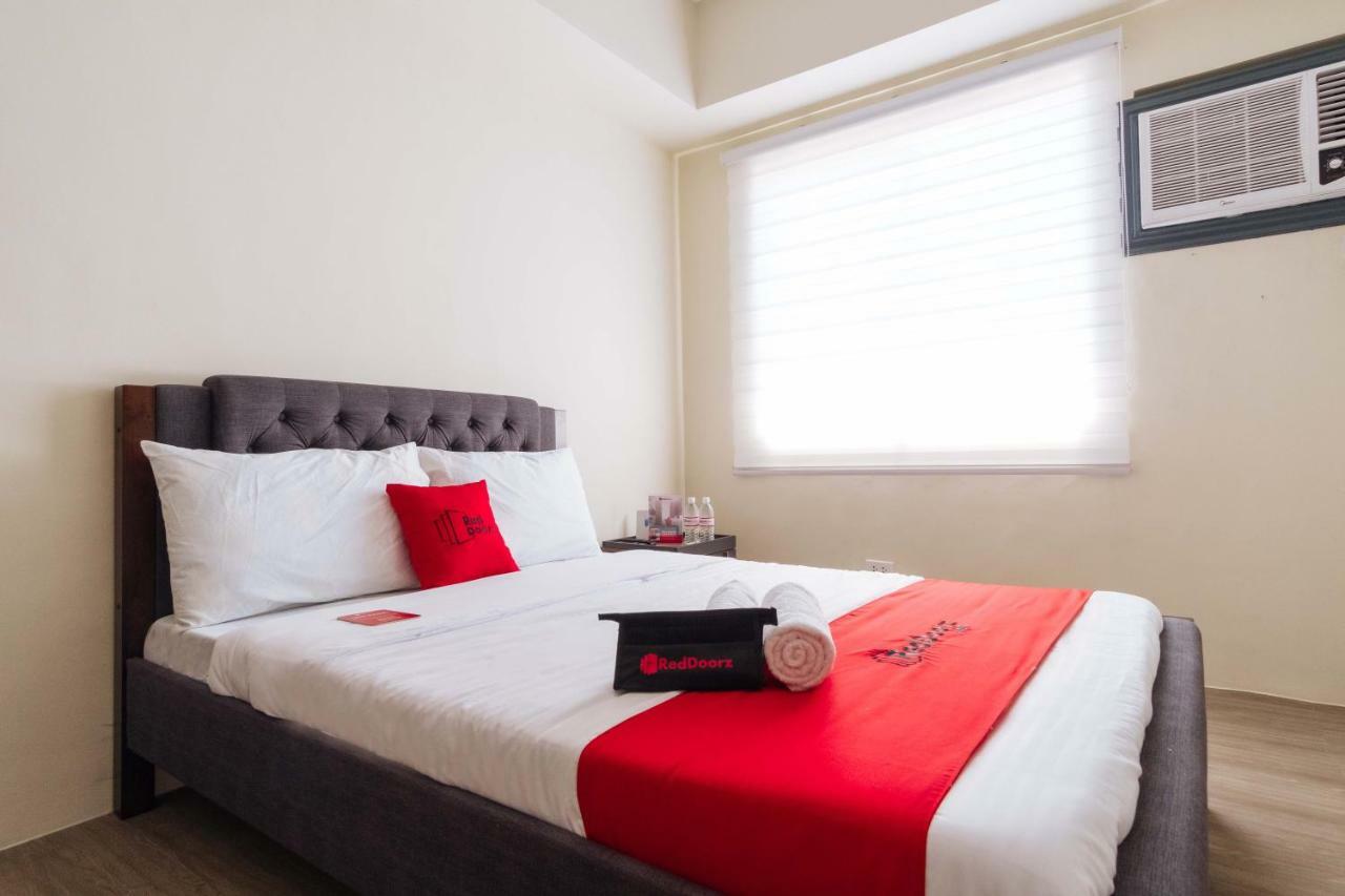 Hotel Reddoorz Premium @ Vista Heights Legarda Manila Esterno foto