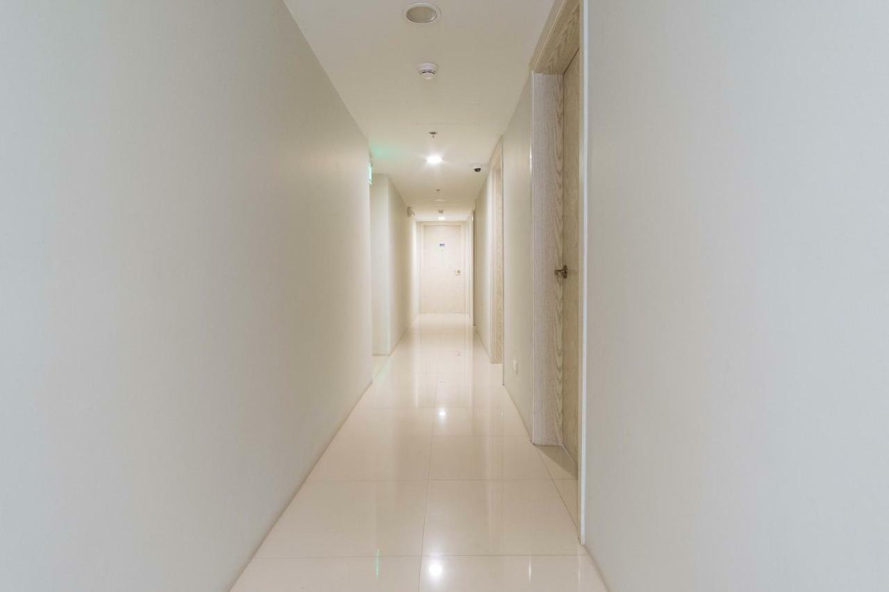 Hotel Reddoorz Premium @ Vista Heights Legarda Manila Esterno foto