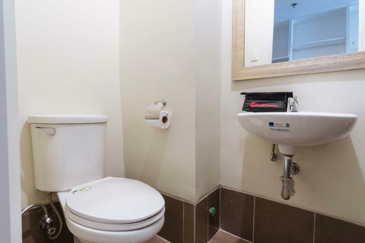 Hotel Reddoorz Premium @ Vista Heights Legarda Manila Esterno foto