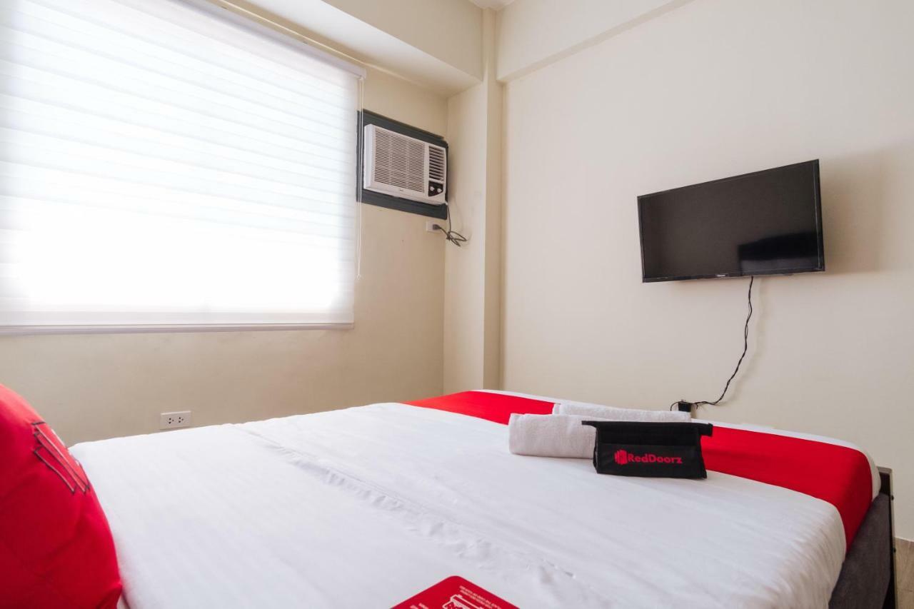Hotel Reddoorz Premium @ Vista Heights Legarda Manila Esterno foto