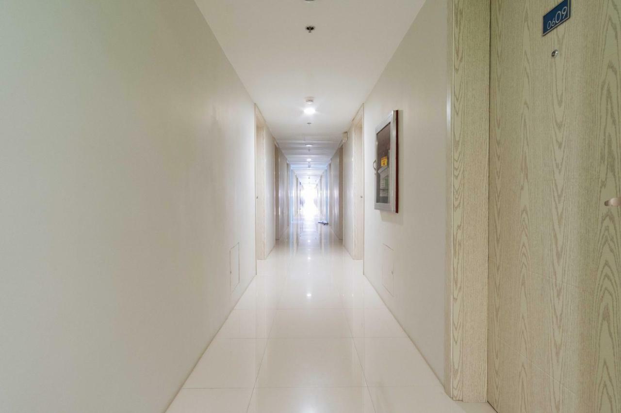 Hotel Reddoorz Premium @ Vista Heights Legarda Manila Esterno foto
