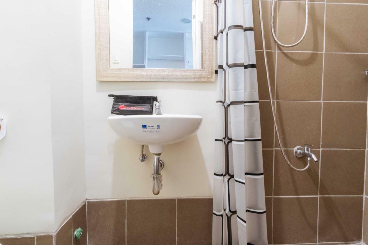 Hotel Reddoorz Premium @ Vista Heights Legarda Manila Esterno foto