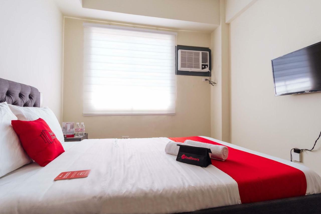 Hotel Reddoorz Premium @ Vista Heights Legarda Manila Esterno foto