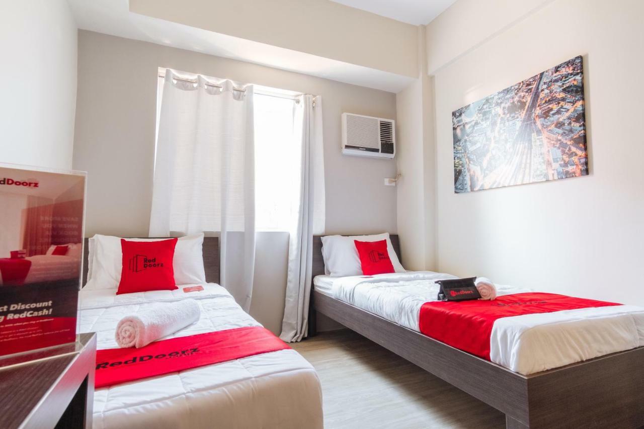 Hotel Reddoorz Premium @ Vista Heights Legarda Manila Esterno foto