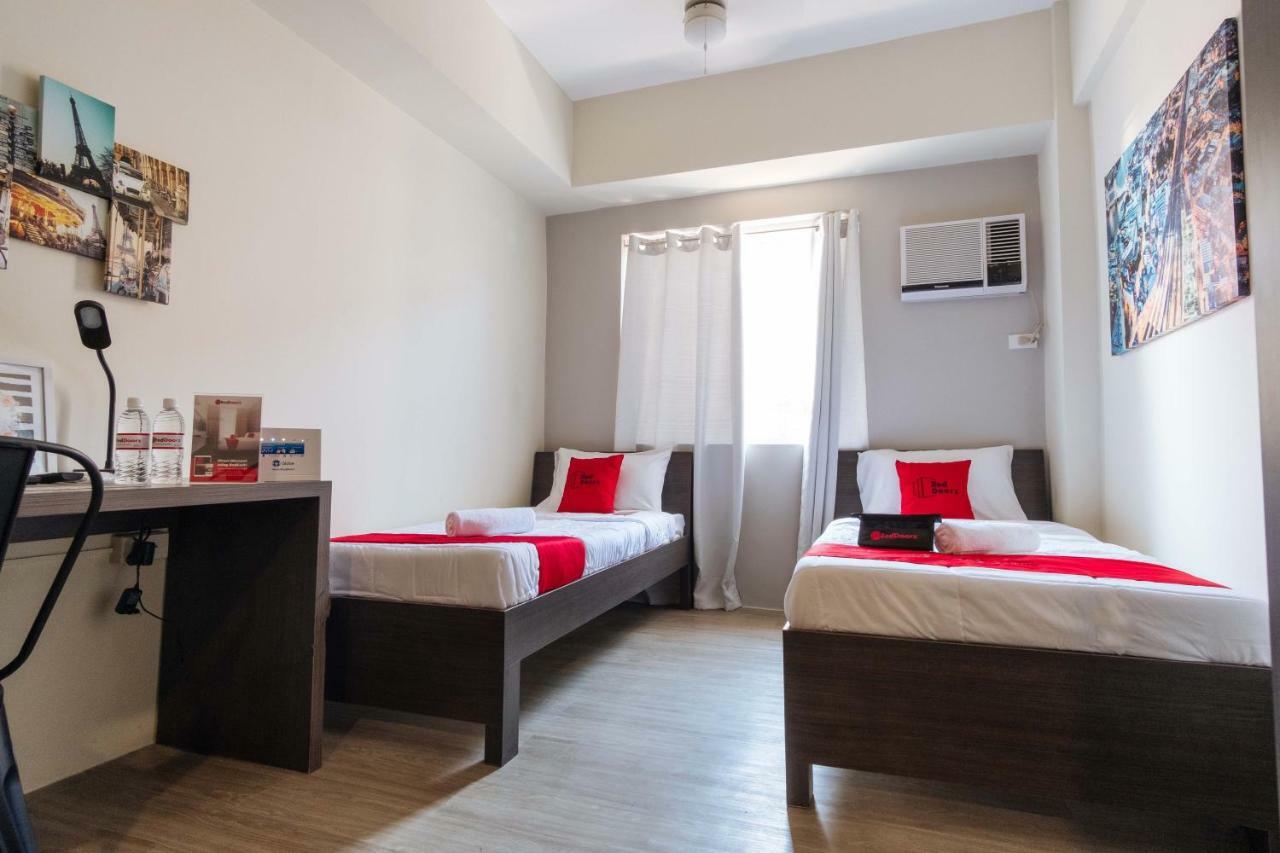 Hotel Reddoorz Premium @ Vista Heights Legarda Manila Esterno foto