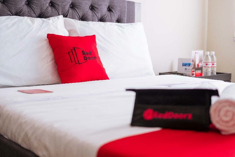 Hotel Reddoorz Premium @ Vista Heights Legarda Manila Esterno foto